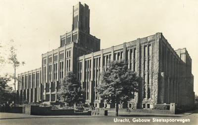 4506 Gezicht op de voorgevel van het 3e Administratiegebouw van de Nederlandse Spoorwegen (Hoofdgebouw III van de ...